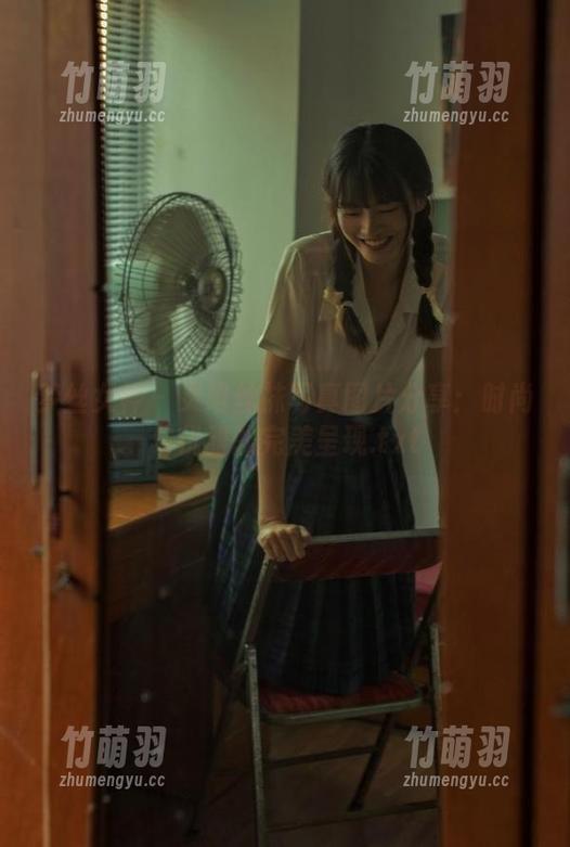 梦丝女神 - 灵唯丝袜写真图片分享：时尚与优雅的完美呈现.txt
