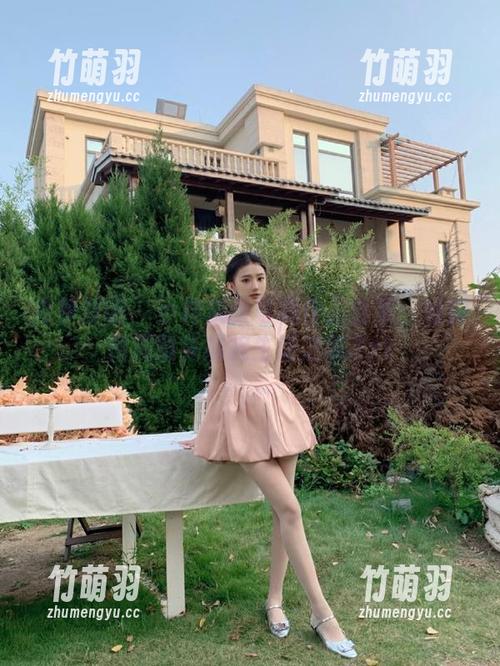 森萝财团 - 小梓灰丝写真作品合集：她如何用镜头捕捉生活之美.txt