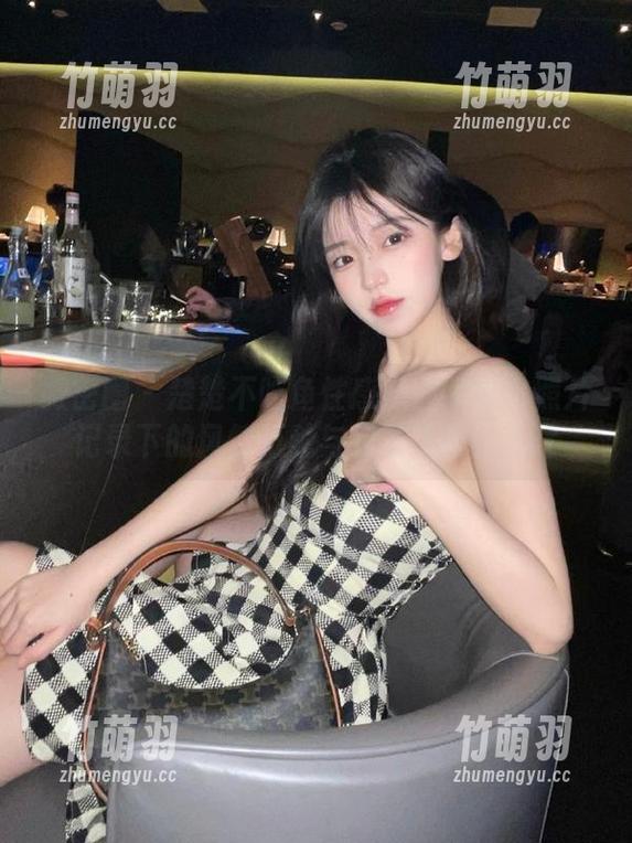 微密圈 - 楚楚不吃鱼性感黑丝写真：照片记录下的风情万种与轻盈优雅！.txt