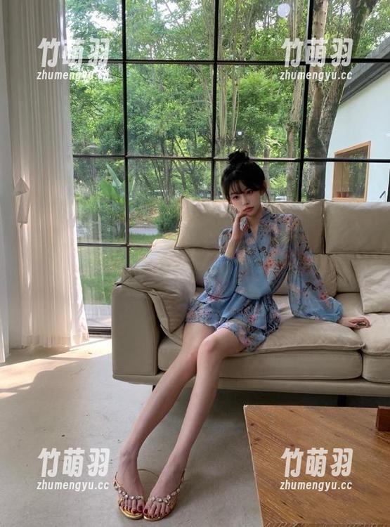 模范学院 - 泳池魅力无限：噜噜妞儿私拍合集，探索她的夏日水域风情.txt