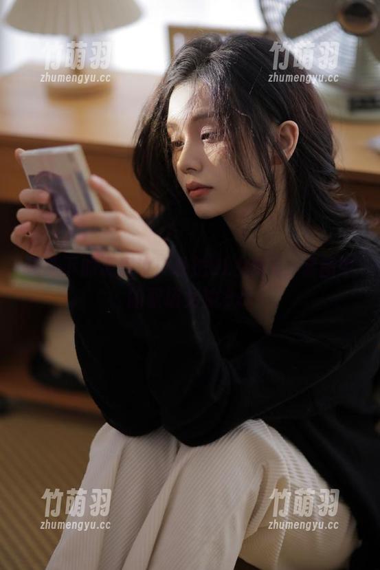 泥泥汝 镜头下的泥泥汝:私拍OL女郎B,套图中的职场女神.txt