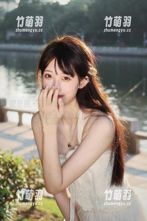 微密圈 - 在火龙果羊的定制写真中，短裤演绎出无尽的夏日故事.txt