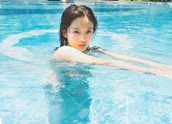 爱蜜社 – 清新泳池中的梦心月，精美图包与美图一同呈现.txt