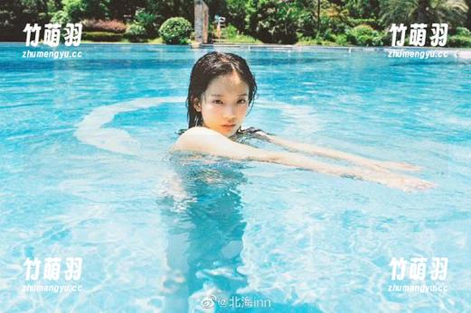 爱蜜社 - 清新泳池中的梦心月，精美图包与美图一同呈现.txt