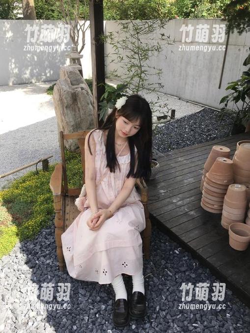物恋传媒 - 青柠网袜高清图册：她的每一张照片都是一场视觉盛宴！.txt
