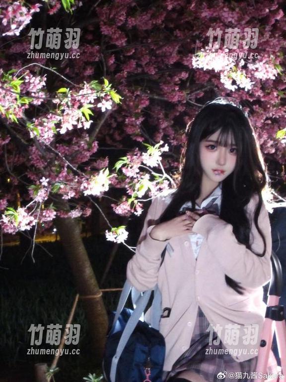 探索猫九酱的夏日风情，女仆泳装cos图包现已揭晓！.txt