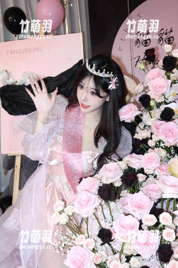 精美新作！猫九酱刀舞写真分享，感受她的独特魅力与艺术才华.txt