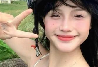 微密圈 – 从浴室到心灵：玫桃泡芙的写真作品集带你游历.txt