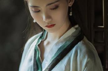 瑞丝馆 – 观看风衣月Lucy的时尚皮衣写真，感受每一张图片的独特气息.txt