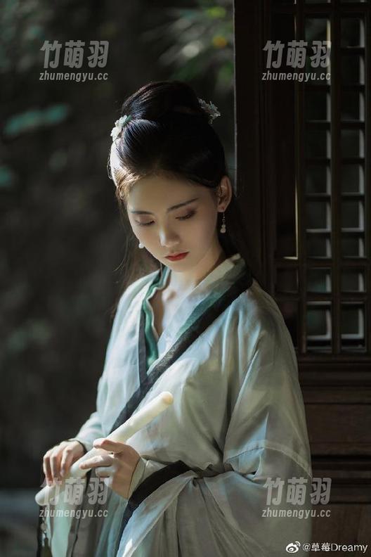 瑞丝馆 - 观看风衣月Lucy的时尚皮衣写真，感受每一张图片的独特气息.txt