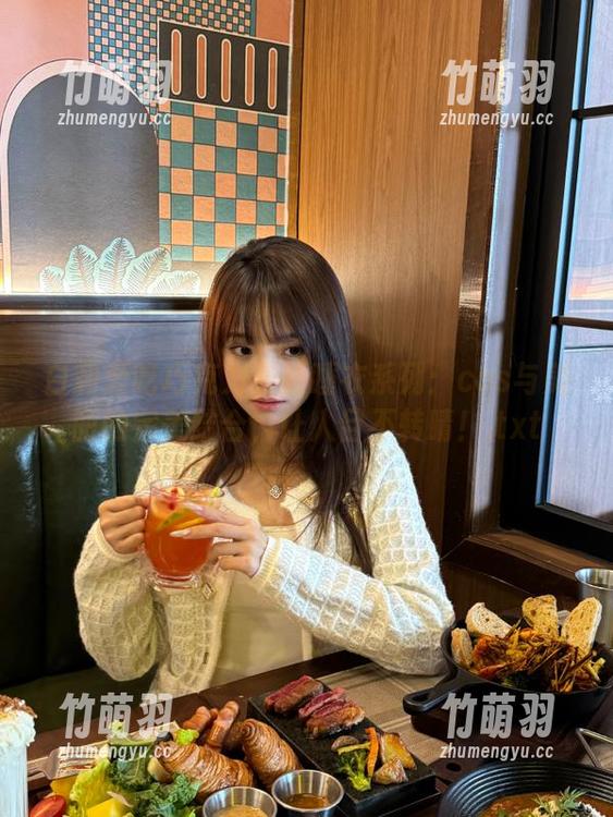 白莉爱吃巧克力最新睡衣系列：cos与美丽的完美结合，让人目不转睛！.txt