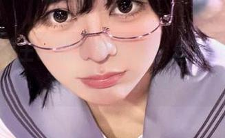眼酱大魔王w的定制风格：丝袜作品打破常规的美丽.txt