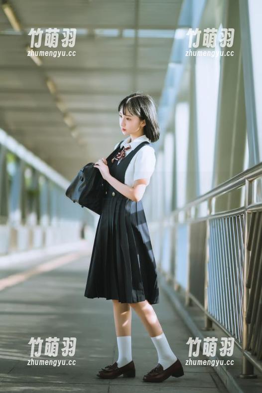 秀人网 - 探秘AngelaLee李玲妹妹的艺术写真：精彩原图图集带你领略美.txt