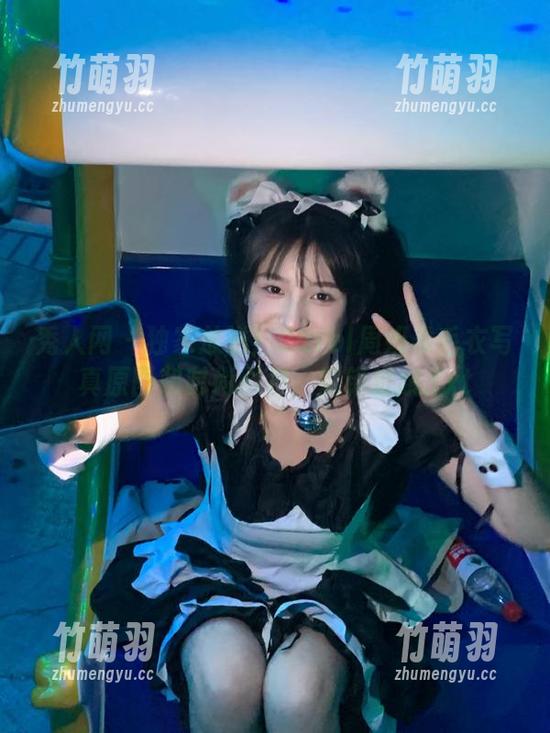 秀人网 - 独家放送！Carol周妍希毛衣写真原图和时尚图包，别错过哦.txt