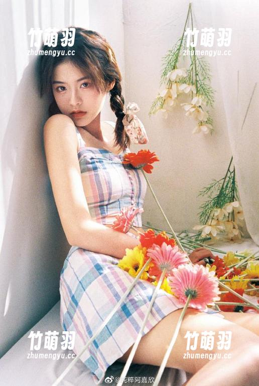秀人网 - 七七kiko经典短裙私拍作品：展现女性柔美与力量的完美艺术.txt