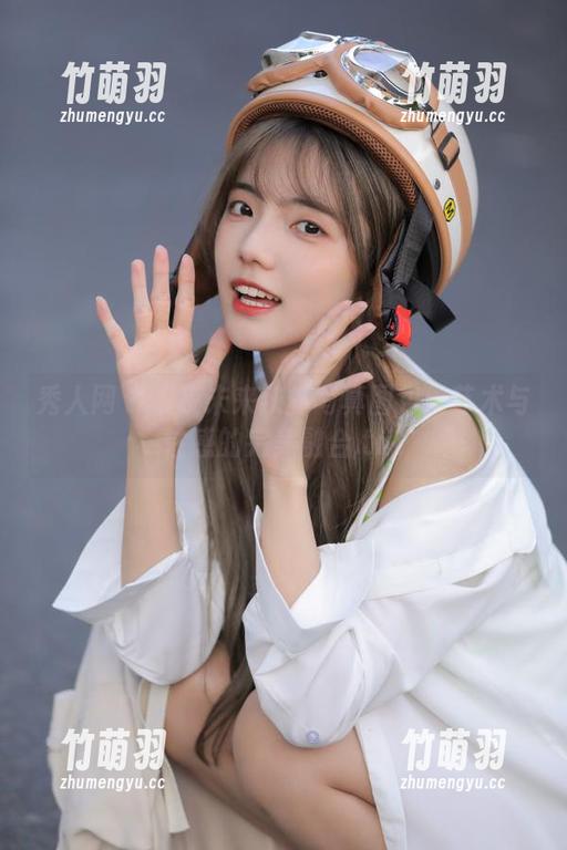 秀人网 - 千夜未来灰丝写真图包：艺术与性感的完美融合.txt