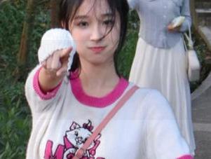 秀人网 – 在阳光下，大白兔吖的泳衣写真与你分享夏日清凉的套图美感。.txt