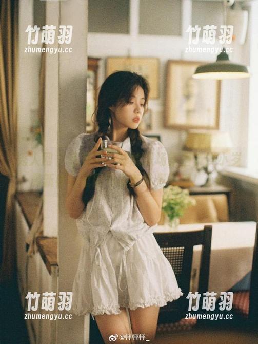 秀人网 - 感受不一样的职场氛围，岁小岁最新办公室图包更新全景呈现！.txt
