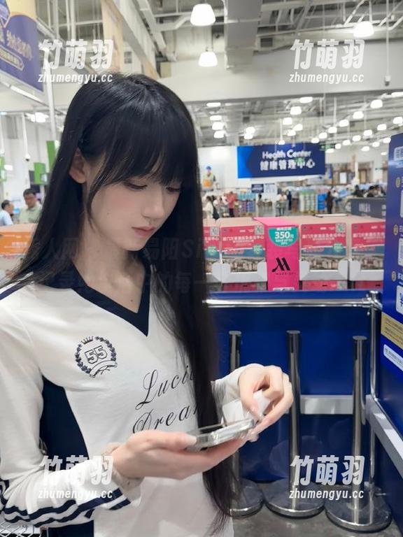 秀人网 - 最新易阳Silvia套装写真分享，记录她生活中的每一份优雅与灵动.txt