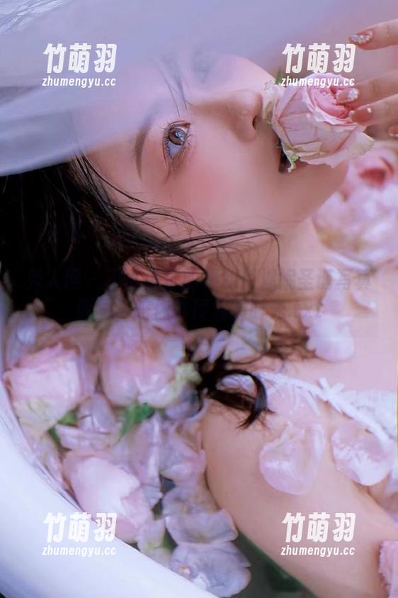 秀人网 - 不可错过的福利！温妮圣诞写真原图，陪你共度温馨时光.txt