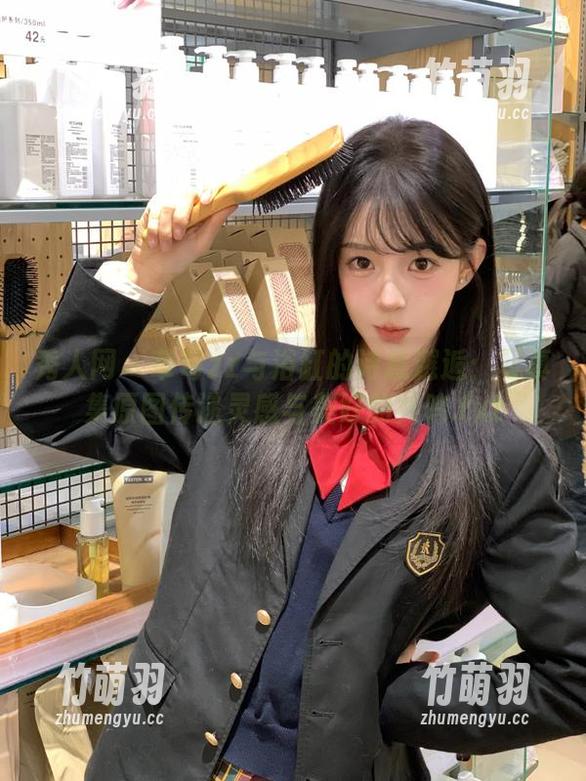 秀人网 - 草莓zz与浴缸的诗意邂逅：写真集原图传递灵感与美好的共鸣.txt
