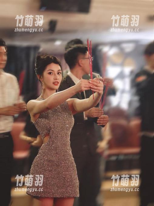 秀人网 - 邹晶晶的油亮性感写真：无圣光套图，打破常规的艺术表现！.txt