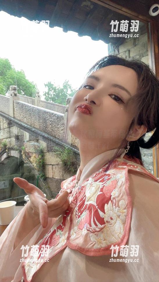 最新照片精彩上线！秋和柯基带你体验滴蜡的艺术韵味.txt