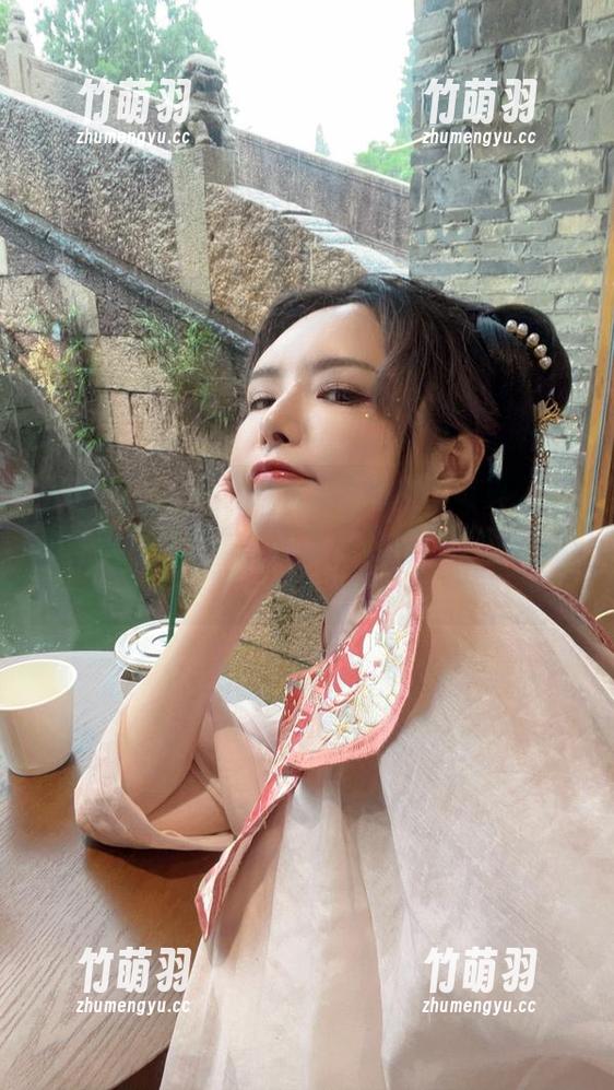 秋和柯基与米哈拉&尤妮的唯美写真，获得高清图片下载，打造你的视觉盛宴！.txt