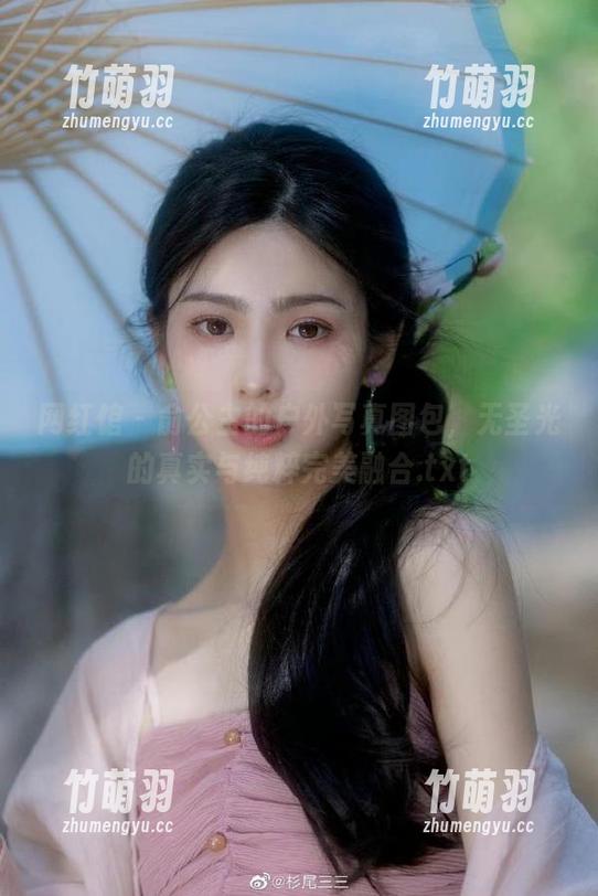 网红馆 - 俞公主的户外写真图包，无圣光的真实与纯粹完美融合.txt