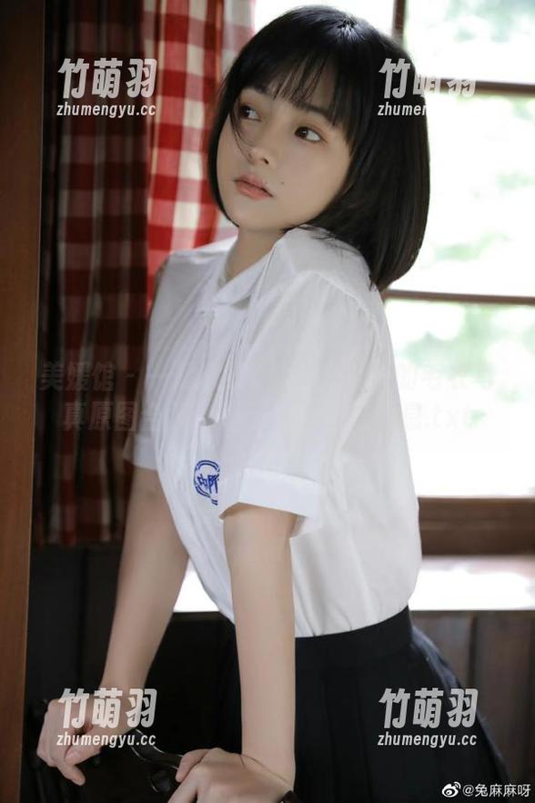 美媛馆 - 一起欣赏Ellie艾栗栗的毛衣写真原图合集，感受冬日温暖气息.txt