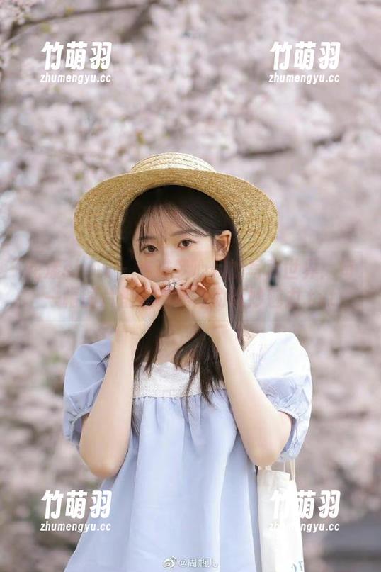花漾show - 走进梦心月的写真世界：每一幅图片都展现美臀的绝妙魅力.txt