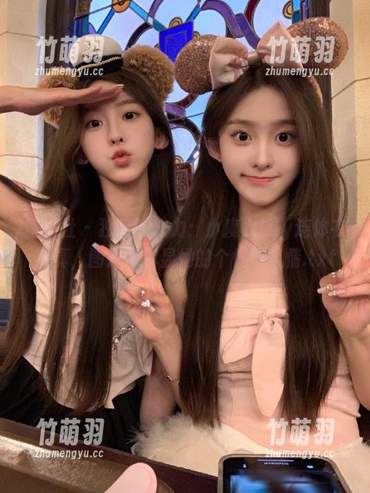 蜜桃社 - 独特的魅力：小魔女lily连体衣写真，图片中尽显她的个性与风情.txt