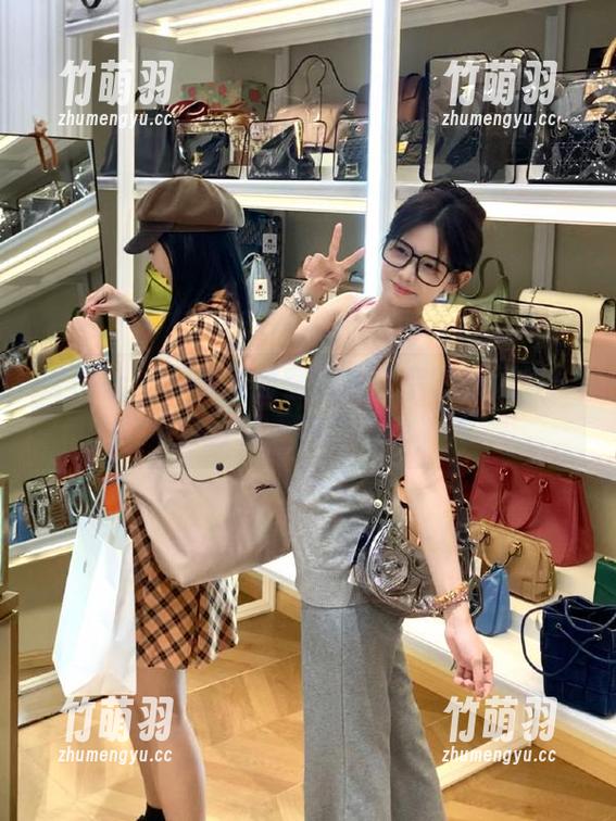 蜜桃社 - 探索美丽空姐木奈奈的新境界：写真合集更新全记录.txt