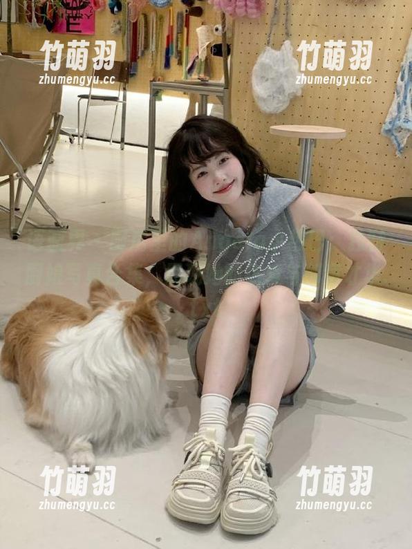 语画界 - 厨房里的Angela小热巴：独特厨娘写真合集，展现她的热爱与创意才华.txt