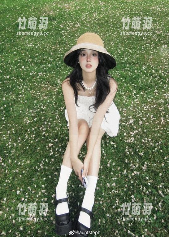 语画界 - 奈沐子眼镜写真图册：捕捉她的迷人风采与生活点滴.txt