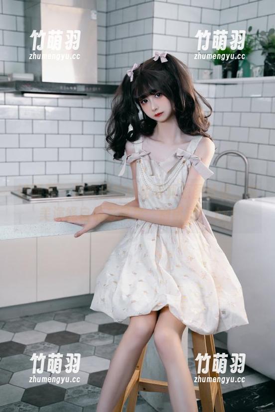 语画界 - 顾桥楠的短裙写真原图壁纸，完美演绎自信与风采，别错过！.txt