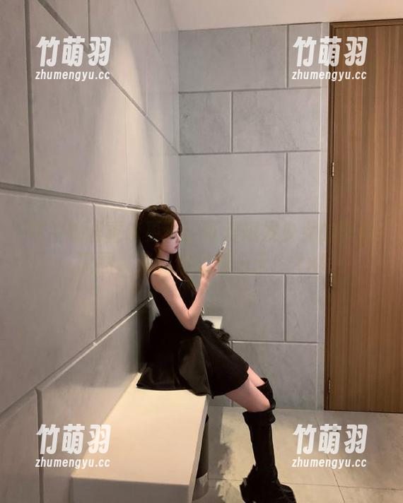 轻兰映画重磅更新：可爱短发少女的黑丝原图，笑翻你的每一天！.txt
