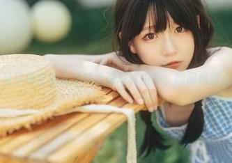 迷之呆梨呈现吉他妹妹的高清写真图集，瞬间捕捉心动.txt