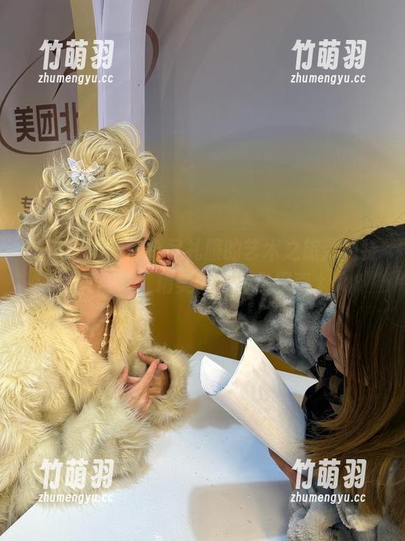 阮邑Fairy黑枪呆礼服的艺术之旅：独特写真合集，精美图片等你探索.txt