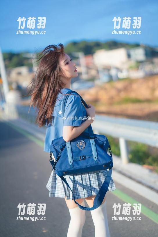 追寻阿包也是兔娘姐姐的私拍美图，体验一场充满艺术感与灵动性的视觉之旅。.txt