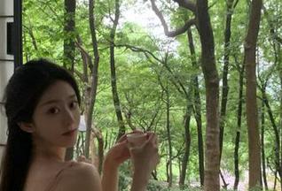 青豆客 – 探索AZHUA的白丝写真世界：每张照片都有故事.txt
