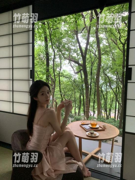 青豆客 - 探索AZHUA的白丝写真世界：每张照片都有故事.txt