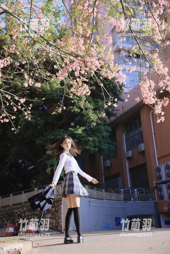 青豆客 - 战姝羽Zina最新办公室写真合集，展现现代女性的职场自信与优雅.txt