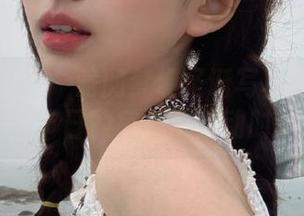 青豆客 – 白一晗的梦幻圣诞写真：唯美图片记录了节日的每一个感动时刻。.txt