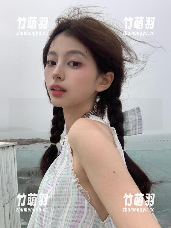 青豆客 - 白一晗的梦幻圣诞写真：唯美图片记录了节日的每一个感动时刻。.txt