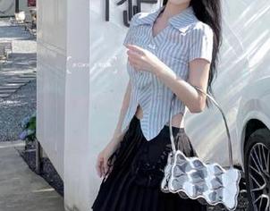 青豆客 – 绮里嘉ula奶牛写真作品，领取免费图册体验她的艺术之旅.txt