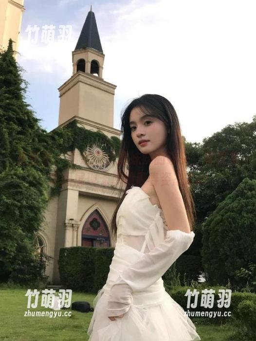 青豆客 - 透过颜美汐妹妹的镜头，写真集原图展现无尽的青春姿态.txt