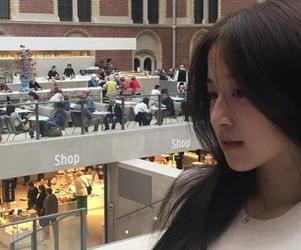 沉醉在风之领域：毛衣少女温暖笑容的原图图集展现.txt