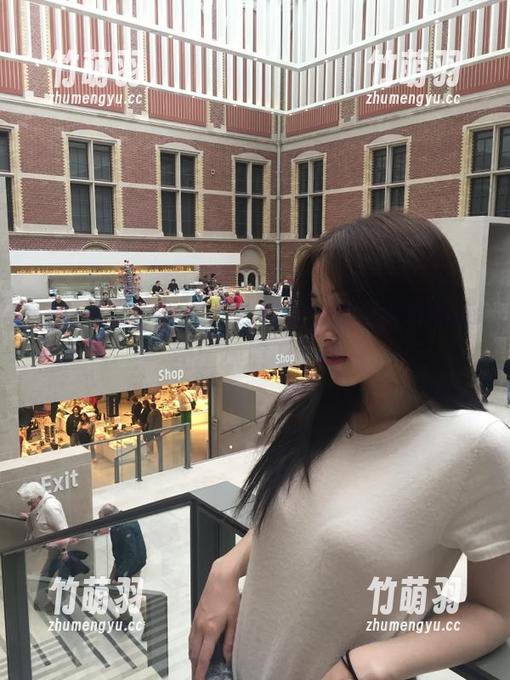 沉醉在风之领域：毛衣少女温暖笑容的原图图集展现.txt