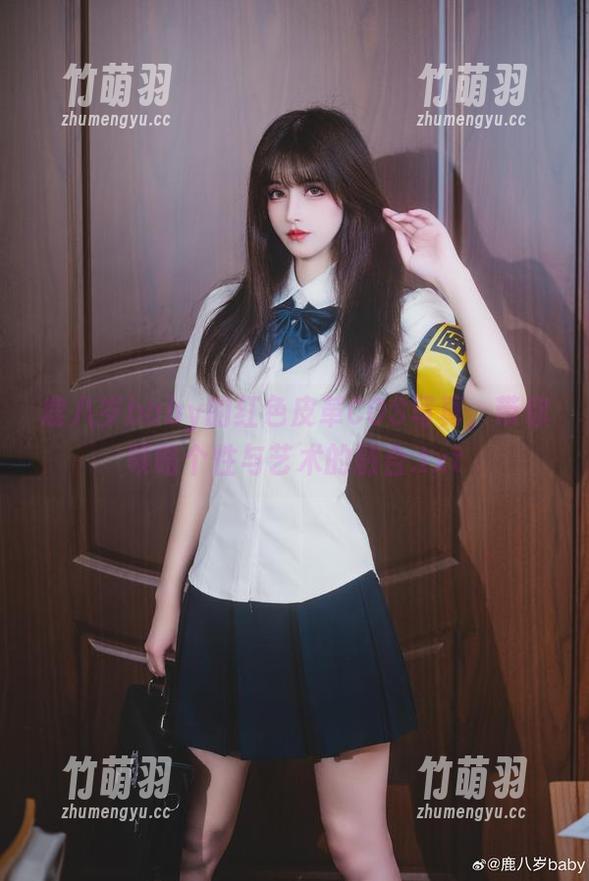 鹿八岁baby的红色皮革COS写真，带你领略个性与艺术的融合.txt